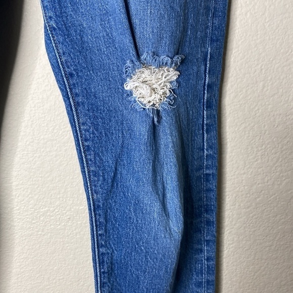 Levi’s wedgie jeans distressed women’s 27” blue EUC - Picture 3 of 8